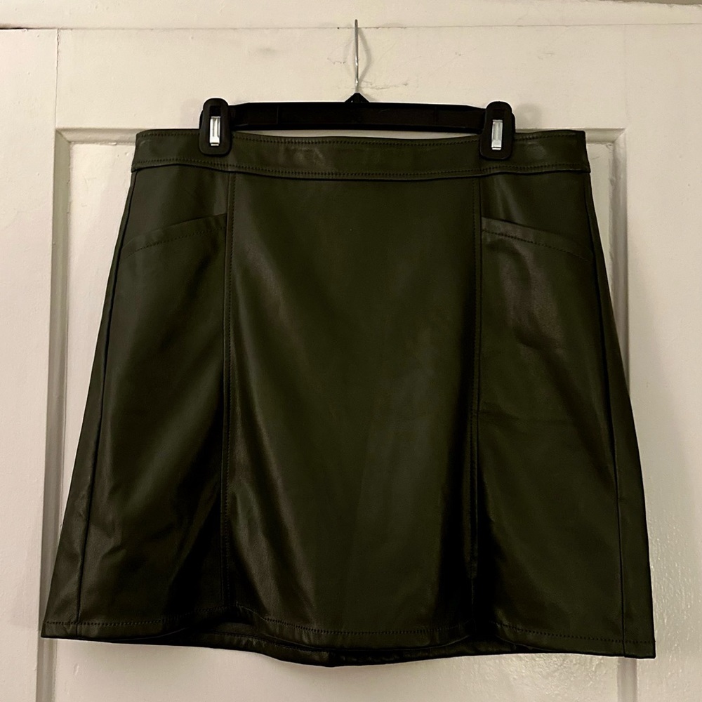 Ann Taylor LOFT. Faux Leather Mini Skirt. Olive Green. Size 10. NWT.